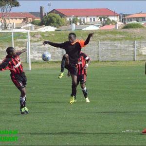 ‘n Aksiefoto van Thabo (in die middel met die sokkerbal), een van Solyx United sokkerspan se spelers tydens die Nedbank Cup Qualifying Soccer Tournament.