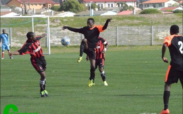 ‘n Aksiefoto van Thabo (in die middel met die sokkerbal), een van Solyx United sokkerspan se spelers tydens die Nedbank Cup Qualifying Soccer Tournament.
