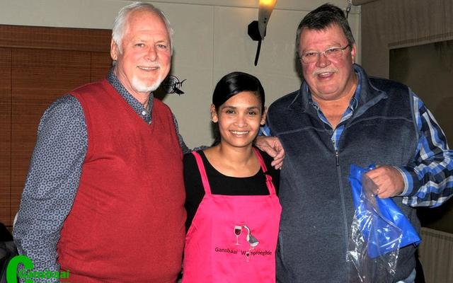 Tyd vir dankie sê na ‘n puik aanbieding. Michell Haai, aanbieder en streeksverteenwoordiger van Ashton Wyne (regs), hier saam met Steve Donnelly (wynproelid) en Theuns Roodman (voorsitter) (regs).