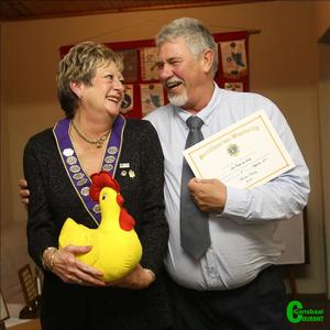 Marietta  Hatting en Pieter de Vries deel ‘n uitbundige oomblik. Marietta wat Saterdagaand as die president van die Gansbaai Lions Internasionale  klub  ingehuldig is vir ‘n tweede seisoen, het haar tydens die prysuitdelingsgeleentheid verspreek en het behalwe vir haar formele presidentsketting, dieselfde aand die ‘Hoender van die Maand’ trofee ingepalm. Boats van Staden is as die Lion van die Jaar aangewys, vir uitsonderlike diens aan die klub en die gemeenskap. 