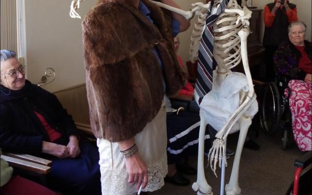 ‘n Uitgeteerde ‘Oom Stan’ en sy vrou, ‘Auntie Stienie’ (Anita van Dyk) van Bloemfontein wat by HaS opgedaag het vir verblyf.