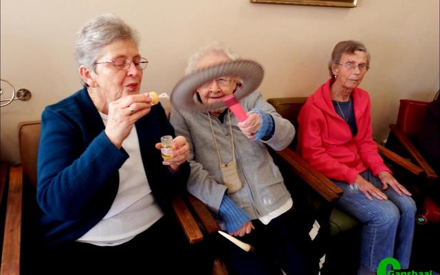 Op soek na ‘n borrelblaaskampioen. Hetwig Cronje en Winnie Steenkamp (versteek) vorm ‘n gedugte span.