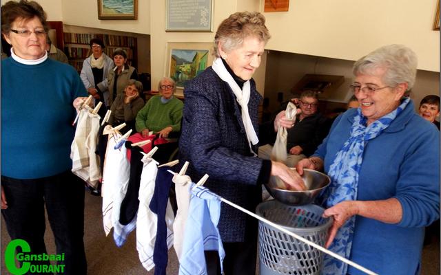 Hier voer die HaS-inwoners ‘n wasgoedhangstryd.  Dit is duidelik dat Joan Marais (middel) se jarelange ondervinding hiervan in haar guns tel!