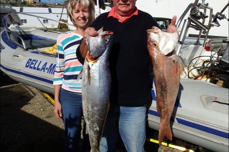 'n Trotse Bev Swart van die Birkenhead Boothengelklub staan saam met sy vrou, Francis by sy boot, Bella-Me met sy twee pragvisse, 'n geelbek (8.25kg) en 'n rooi steenbras (5.9kg).