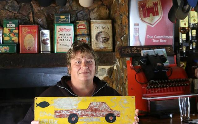 Marietjie Uys hier met die veelbesproke 'Bennie se Rooi Lorrie' naambordjie.