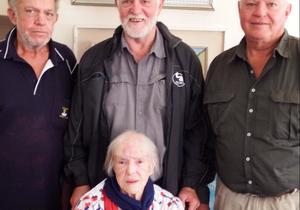 Ouma Anna Hill vier 90 jaar