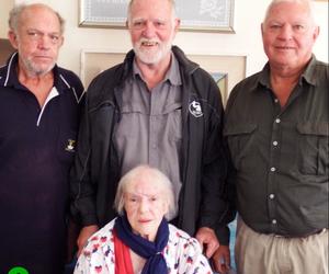 Ouma Anna Hill vier 90 jaar
