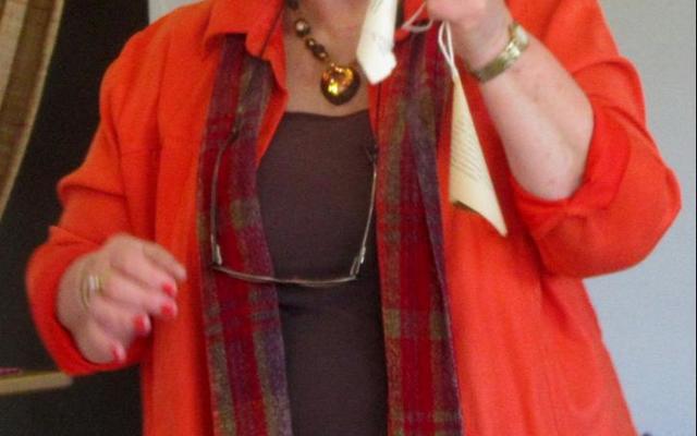 Anita Huisamen tydens haar demonstrasie aan die Bietoubossers vir die maak van engele vir ‘n Kersboom. 