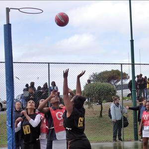 Erin Hansen teken een van die Sharkies se 26 netbalpunte teen Eben Dönges aan.