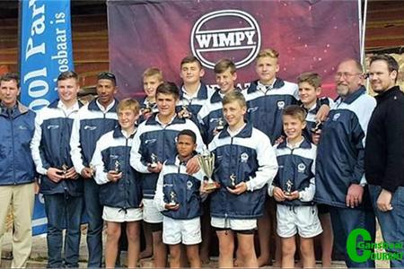 Laerskool Gansbaai se gedugte o/13 7’s rugbyspan wat in die B-liga in Mosselbaai as oorwinnaars uit die stryd getree het. Volwassenes van links is die organiseerder van die toernooi saam met Jonathan Doyle en Gordon Cornelius, twee van Laerskool Gansbaai se afrigters. Regs is die borg van die toernooi, met Michiel Geldenhuys, ook ‘n afrigter, langs hom. 