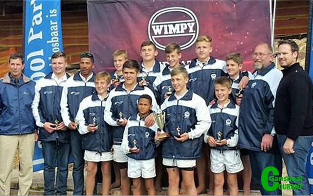 Laerskool Gansbaai se gedugte o/13 7’s rugbyspan wat in die B-liga in Mosselbaai as oorwinnaars uit die stryd getree het. Volwassenes van links is die organiseerder van die toernooi saam met Jonathan Doyle en Gordon Cornelius, twee van Laerskool Gansbaai se afrigters. Regs is die borg van die toernooi, met Michiel Geldenhuys, ook ‘n afrigter, langs hom. 