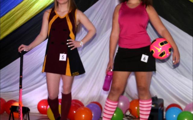 Janine le Roux (links) was baie gewild onder haar aanhangers en dit is duidelik dat sy ‘n geliefde sportpersoonlikheid by die skool is. Aimelize Geerdts is selfversekerd in haar veelkleurige sportdrag.