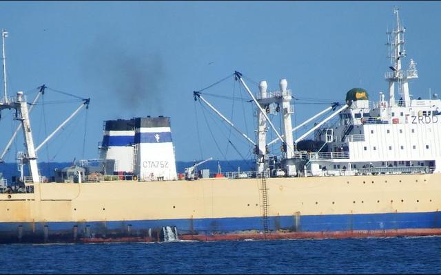 Die enorme visfabrieksboot, die Desert Diamond, wat die oë verlede Vrydag behoorlik laat rek het toe dit naby  Gansbaai hawe anker gegooi het.