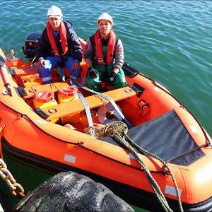 Twee bemanningslede, Eerste Offisier Eugene Bergans en Bevare Seeman Morné Engelbrecht, het met ‘n motorbootjie vanaf die visfabrieksboot, die Desert Diamond, hawe toe gevaar om aan wal te gaan.