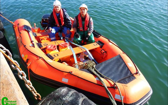 Twee bemanningslede, Eerste Offisier Eugene Bergans en Bevare Seeman Morné Engelbrecht, het met ‘n motorbootjie vanaf die visfabrieksboot, die Desert Diamond, hawe toe gevaar om aan wal te gaan.