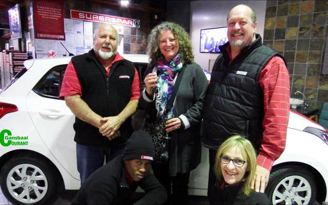 ‘n Johannesburger was die gelukkige wenner van die Gansbaai Superspargroep se motor. Die wenner, Suretha le Grange, staan agter tussen Jan Fourie (links) en De Wet van Niekerk van Gansbaai Superspar. Voor van links is Prince, die kassier by wie Suretha haar inkopies gedoen het en Riana Enslin.
