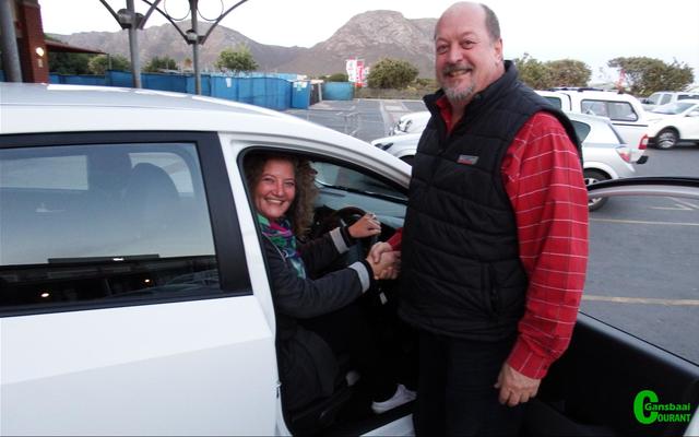 De Wet van Niekerk, mede-eienaar van die Superspar-groep, wens Suretha le Grange ‘n voorspoedige reis toe met haar splinternuwe wenmotor.