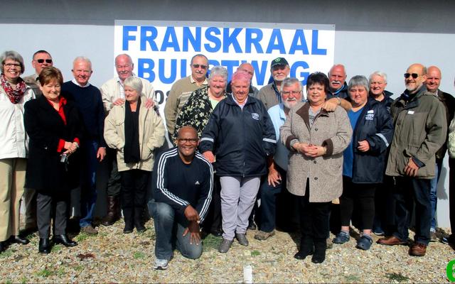 ‘n Groep patrollielede van Franskraal Buurtwag na afloop van ‘n voorgeskrewe kursus wat deur Clifton Swartz (voor) van die Departement van Gemeenskapsveiligheid aangebied is.