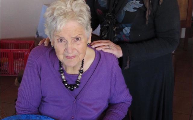 Tannie Joey Nell het hierdie pragtige vroetelkombersie as ‘n 90ste verjaardaggeskenk ontvang. Vir Rita Delport wat dit met baie sorg en liefde gemaak het, was dit ‘n belofte wat met deernis gemaak is en net nagekom móés word.  