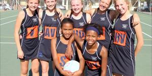 Die o/13 netbalspan van Laerskool De Villiers Graaff is agter van links:  Franci van der Merwe, Carolé Franken, Anke Both, Carlize Lingenfelder en Lizzy Thomson.  Voor:  Anke Davids en Buhle Ntengu.  