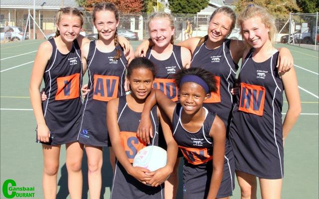 Die o/13 netbalspan van Laerskool De Villiers Graaff is agter van links:  Franci van der Merwe, Carolé Franken, Anke Both, Carlize Lingenfelder en Lizzy Thomson.  Voor:  Anke Davids en Buhle Ntengu.  