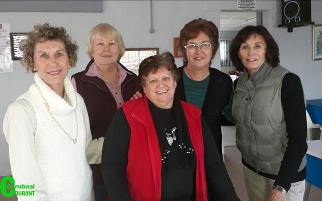 Gansbaai se ‘skilpadvrou’ staan hier by lede van Kleinbaai se See- en Teekring na afloop van ‘n baie interessante praatjie oor skilpaaie.  Van links is Hannelie Kellerman, Francia van Dyk, Cynthia Möller en AnnaMarie de Villiers.