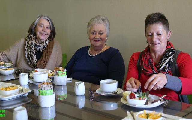 Vera Tredoux en Suzanne Smith, saam met Janie Steynberg (koördineerder) is reeds besig om tuis te brei vir volgende jaar se projek.  Ander breiers wat die middag saam geniet het is Shirley Allen en Ena Smal (nie op die foto nie).