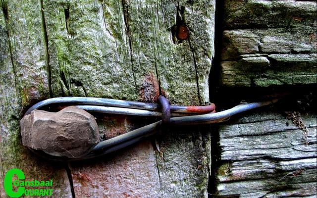 Piet Visagie se foto  “Wine tie” van ‘n deurslot teen ‘n gehawende houtdeur, het vir pragtige teksture gesorg. In die “Tekstuur” kategorie behaal hy ‘n goue toekenning. 