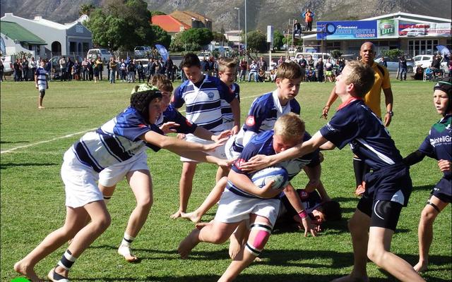 In die middel klou Hugo Carstens soos ‘n neet aan die bal, met vlnr Daniel Hanekom, Daniel Mans (weggesteek) en Nieldré Groenewald wat hom ondersteun. 