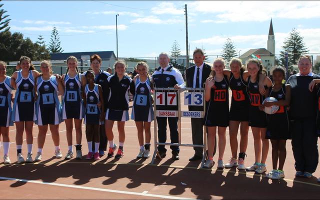 Links is die trotse o/13A netbalspan van Laerskool Gansbaai en regs diè van Laerskool De Villiers Graaff. Die Gansies het met 17-13 gewen. Van links is Marlene Koekemoer (afrigter), Kyra van Niekerk, Lynmari Liebenberg, Caylin Smit, Anita Vermeulen, Nadine Kriel, Anrie van Niekerk, Jaydene Pieterse, Jolette Bezuidenhout (afrigter), Nadine Groenewald (Kaptein), Monique Hugo, mnr Eben van der Merwe (Skoolhoof: Laerskool Gansbaai) en mnr Chris van Vuuren (Skoolhoof: Laerskool De Villiers Graaff).  