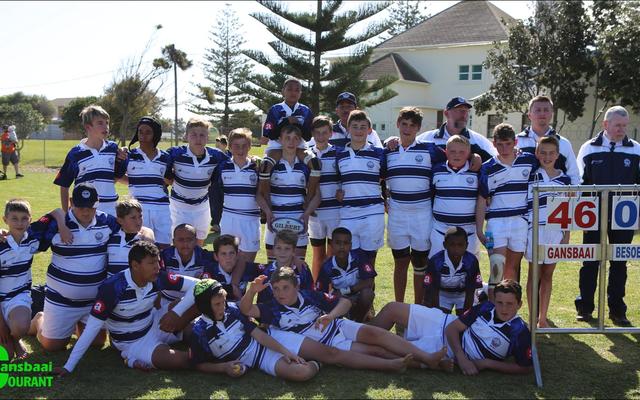 Die trotse o/13 rugbyspan van Laerskool Gansbaai wat 46-0 gewen het. Voor vlnr Henrique Lourens, Daniel Hanekom, Reynardt Roux en Billy Brown. 2de ry vlnr Stephan Groenewald, Karel Liebenberg, Divan Ras, D’Andrè Waren, Janiel Klotz, John Dunn, Ethan Dickson en Jason Snoegela. 3de ry vlnr Mornay Nortje, Alzeed October, George Groenewald (Kaptein), Christof Dahl, AJ Bosch (Onderkaptein), Nieldrè Groenewald, Veno van Vuuren, Charl Eksteen, Hugo Carstens, Daniel Mans en Gavin Middleton. Agter vlnr Hayward Valentine, Gordon Cornelius (Afrigter), Mike Geldenhuys (Afrigter) en mnr Eben van der Merwe (Skoolhoof: Laerskool Gansbaai).