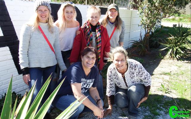 ‘n Deel van die groep, Animals@Peace wat deur Sheryll Steyn gestig is, staan hier voor BARC se hokke. Voor van links is Sheryll Steyn (stigter) en Suretha Cloete. Agter van links is Sanchia Chivell, Chantelle Stewart, Isobel Robertson en Sammy Thompson.