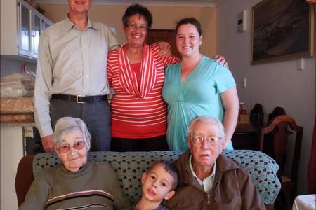 Perlemoenbaai se nuwe intrekkers, wat Gansbaai bo vele ander plekke as hul aftreeplek gekies het. Voor is Oupa Piet (89) en Ouma Corrie (83) Jansen, met Ethan Baytopp (5) tussen hulle. Mike en Wilma Baytopp  staan agter saam met hulle dogter, Alethea Baytopp (regs).