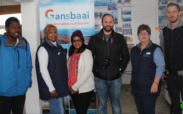 Die toerlede wat Gansbaai onlangs besoek het is verwonderd oor hierdie pragtige omgewing. Hier staan hulle saam met personeel van Gansbaai se toeristekantoor Maureen Valentine, tweede van links en Glenda Kitley vyfde van links. 