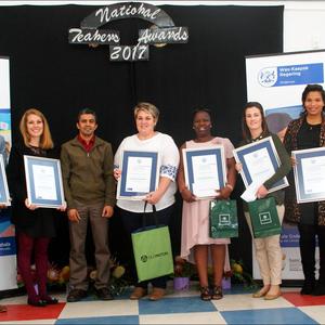 Kategorie: Uitnemendheid in Laerskool Onderrig: naas-wenner - Nobekephi Dyakophu (5de van links) van Masakhane Primary School. By haar is van links: Renaldo Claasen (deelnemer), Tanya Nel (deelnemer), Clinton Windvogel (CapeNature), Catherina van Jaarsveld (wenner), Sally Nel (3de plek), Vironica Slingers (deel-nemer) en Edith Wyne-Trollip. 