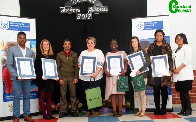 Kategorie: Uitnemendheid in Laerskool Onderrig: naas-wenner - Nobekephi Dyakophu (5de van links) van Masakhane Primary School. By haar is van links: Renaldo Claasen (deelnemer), Tanya Nel (deelnemer), Clinton Windvogel (CapeNature), Catherina van Jaarsveld (wenner), Sally Nel (3de plek), Vironica Slingers (deel-nemer) en Edith Wyne-Trollip. 