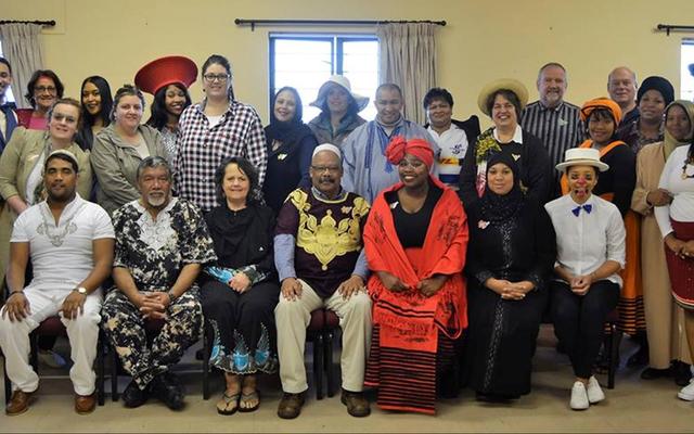 Die onderwysers van Gansbaai Academia het nie vir die leerders op Loslitdag, 1 September 2017 teruggestaan nie en hulself net so pragtig uitgedos. Op die foto lyk hulle soos ‘n groep modelle.
