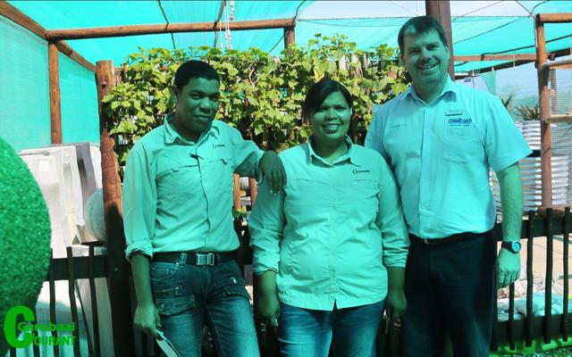 JP Joubert (regs) van Efekto het besoekers ingelig oor hoe hulle op ‘n veilige manier van peste, plae en funguses in hul tuine kan ontslae raak.  Links staan Ivan May die man wat die rakke netjies hou by Overberg en Anchen Michaels van Ball Straathoff.