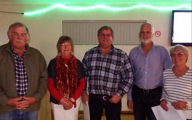 Die Birkenhead Boothengelklub spog met nuwe lede wat op Saterdag, 2 September 2017 tydens die maandeindfunksie voorgestel is en waartydens hulle elkeen ook ‘n konstitusie ontvang het. Van links is Danie en Estelle du Toit, Philip Viljoen en Hennie en Maggie van Niekerk.