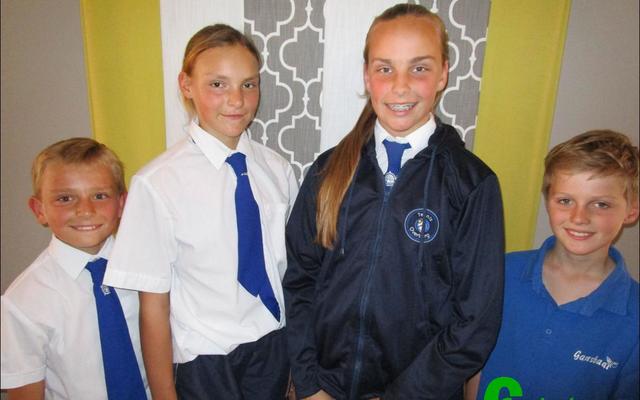 Laerskool Gansbaai se tennissterre wat ‘n kans staan om in die Boland Plattelandspan opgeneem te word. Van links is Stefan Stieger, Nel Stieger, Monique Hugo en Hennie de Wet.