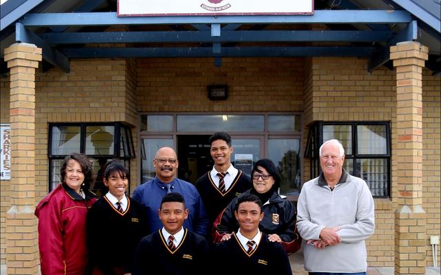 Rolbal is ‘n nuwe sportsoort waaraan Gansbaai Academia se leerders deelneem.  Hier is die span wat Franskraal Rolbalklub Saterdag by die Overstrand Rolbalstreekproewe verteenwoordig het:  Agter van links – Anneri Harding-Male (hulpafrigter), Akisha Johannes (speler), Tommy Wilson (skoolhoof),  Johathan-Lee Davids (speler), Mona Matthews (hulpafrigter) en Archie Chambers (Franskraal Rolbalklub se hoofafrigter en bemarkingsbeampte).  Die ander 2 spelers, Ralph-Vino Richter en Lorenzo Geldenhuys sit voor.