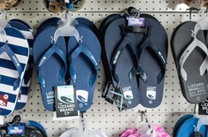 Fish_Fever_flip_flops_1505808364