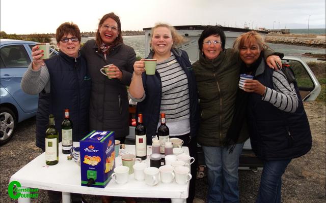 Personeel en komiteelede van Gansbaai Toerisme lag heerlik oor hulle “Sunset Walk” in die reën. Van links is Glenda Kitley, Claudine Wheeler, Doulene Els, Martiena Kotze en Maureen Valentine.