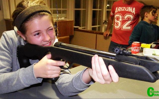 Lisa-Marie van Wyk (11) fokus soos ‘n wafferse skut met die windbuks op die teiken.