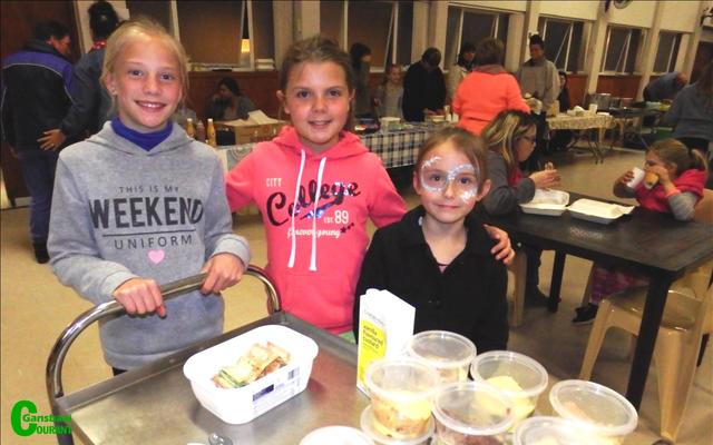 Dis nie net geld en nagereg op die trollie nie, dis ook lekker pretwerk. Van links Juandré Wessels (11), Megan Potgieter (11) en Heidi Northman (6).  