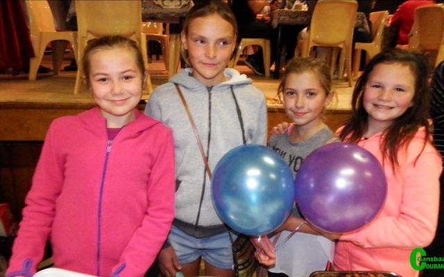 Pasta-slaai en sosaties, gemeng met ballonne. Van links Hilke Swanepoel (11), Nel Steven (10), Lara Strydom (11) en Carli Lourens (11).  