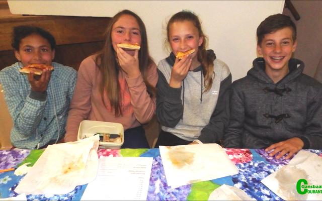 Lekker eet op ‘n basaar bly maar lekker! Van links (13 jaar) Jaz-leigh Beyers, Nadine Groenewald, Anrie van Niekerk en Nieldré Groenewald.  