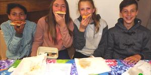 Lekker eet op ‘n basaar bly maar lekker! Van links (13 jaar) Jaz-leigh Beyers, Nadine Groenewald, Anrie van Niekerk en Nieldré Groenewald.  