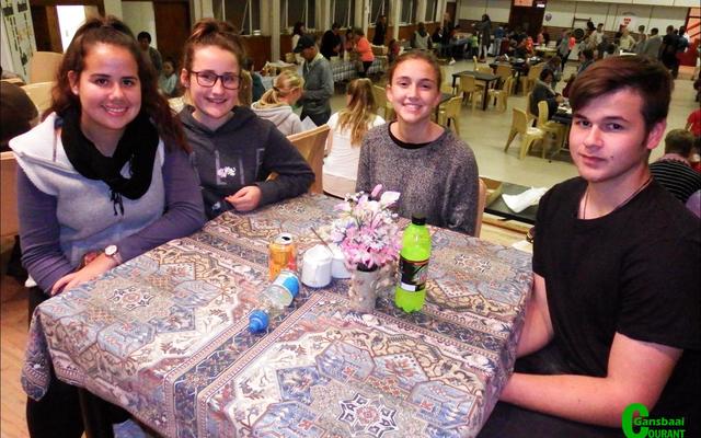 Hierdie 4 seniors (17 jaar) het besluit dis rus- en eettyd. Van links Morné Jacobs, Anli Louw, Zulene van Niekerk en De-Hann du Plessis. 