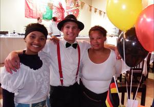  Ons dorpskokke span saam vir 'n fees